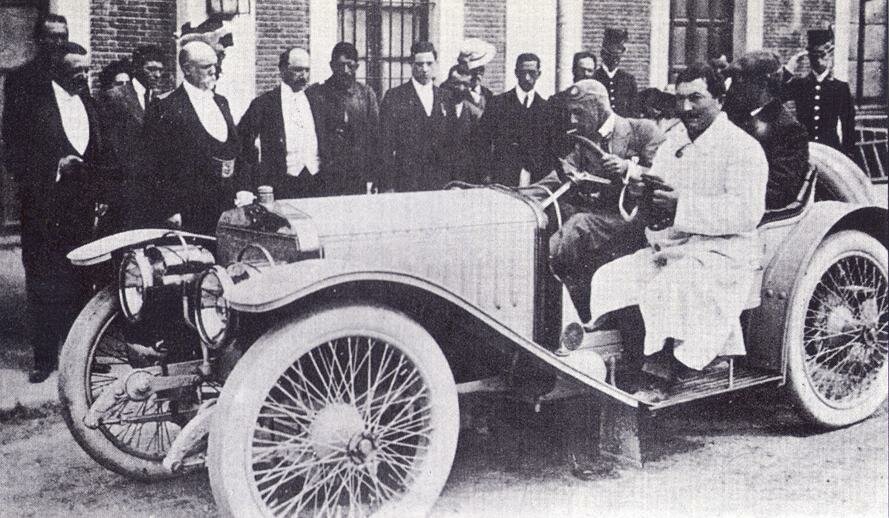 Alfonso XIII en 1911 en un Hispano Suiza saliendo de las caballerizas de Palacio.