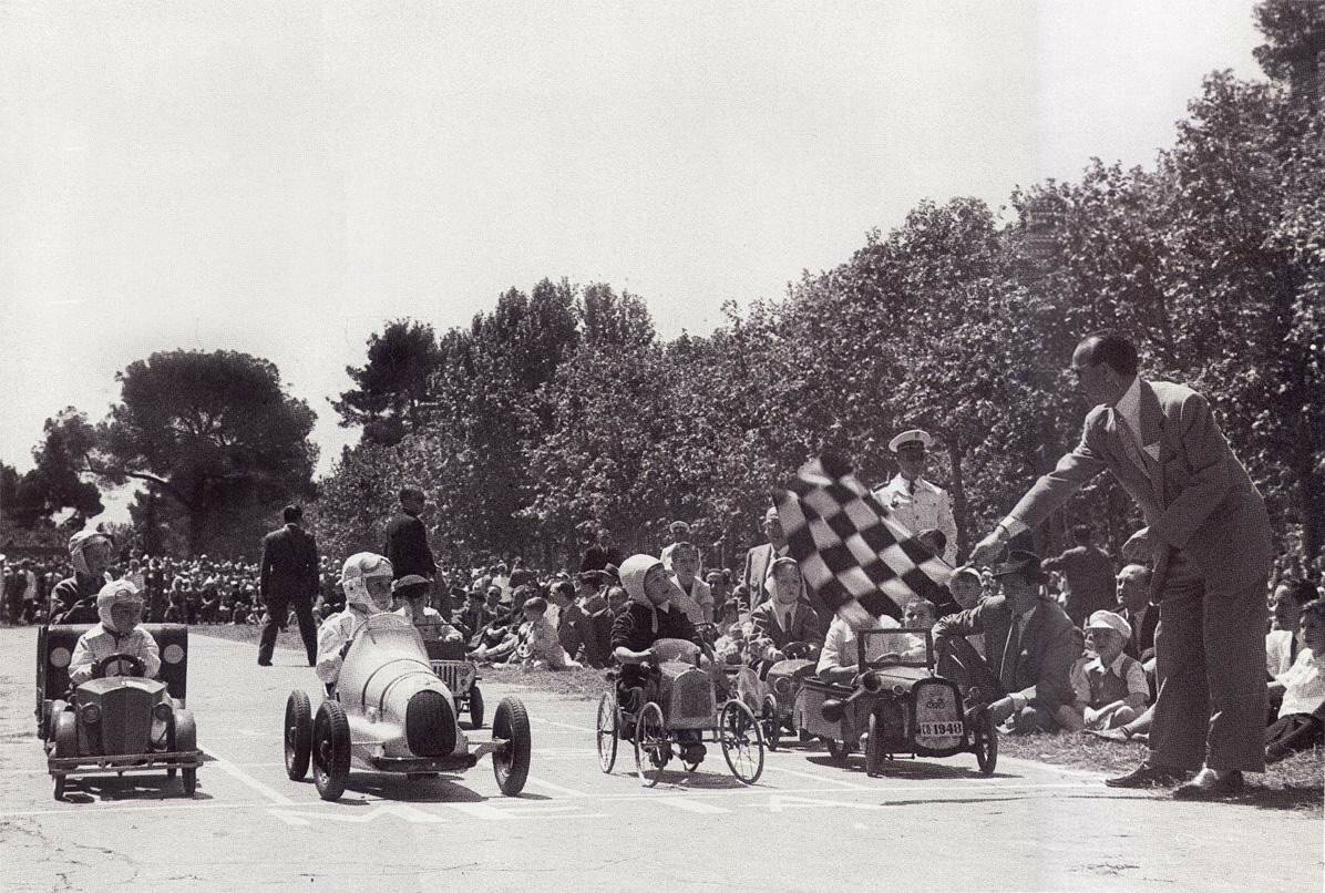 Carreras infantiles en el Paseo de Coches del Retiro con motivo del dia de San Isidro.7 mayo 1950.