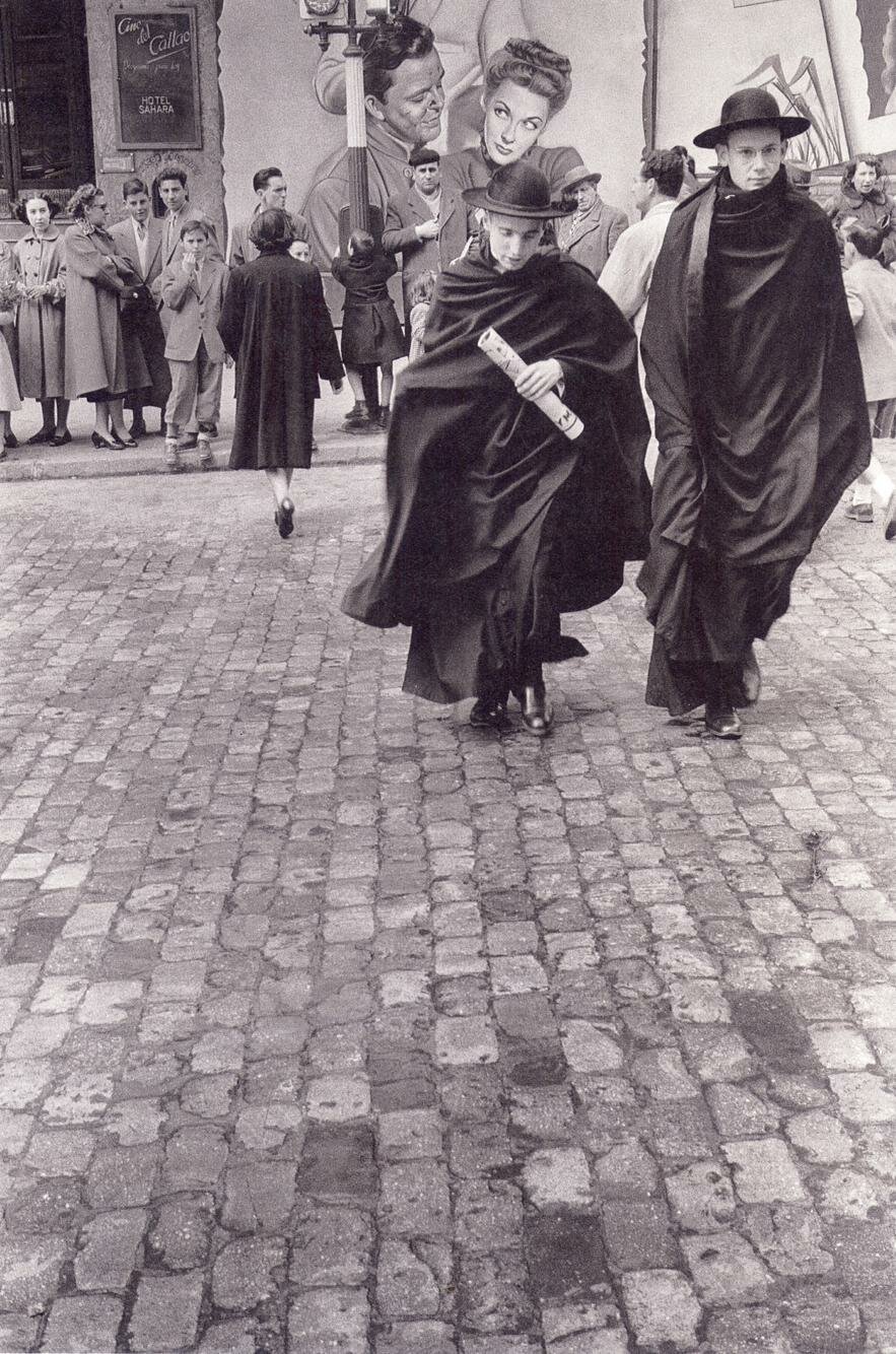 Seminaristas en la plaza de Callao.1953.(Inge Morath).