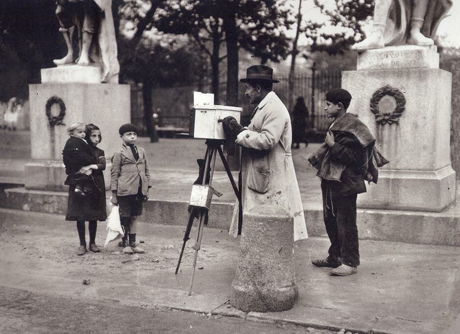 Fotógrafo minutero en la plaza de Oriente.Hacia 1925