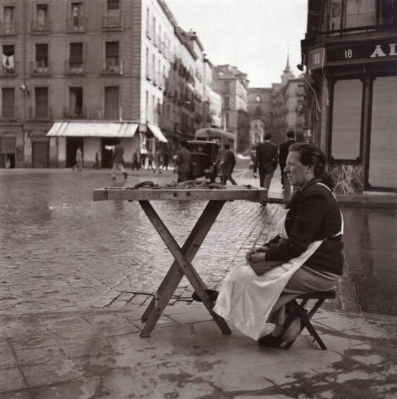 Vendedora de churros en la calle Toledo. 1950 Foto Catalá