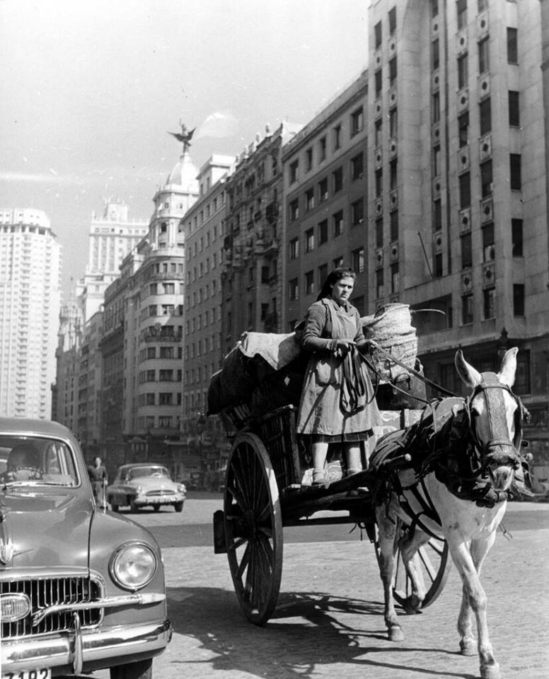 Trapera por la Gran Vía #Madrid 1960 Francesc Català-Roca