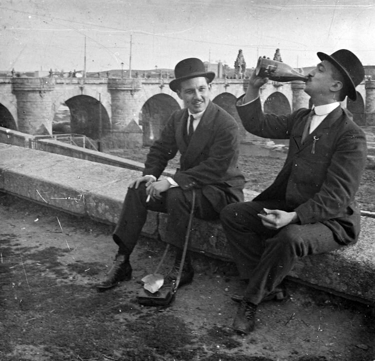 de asueto junto al puente de toledo madrid 1910