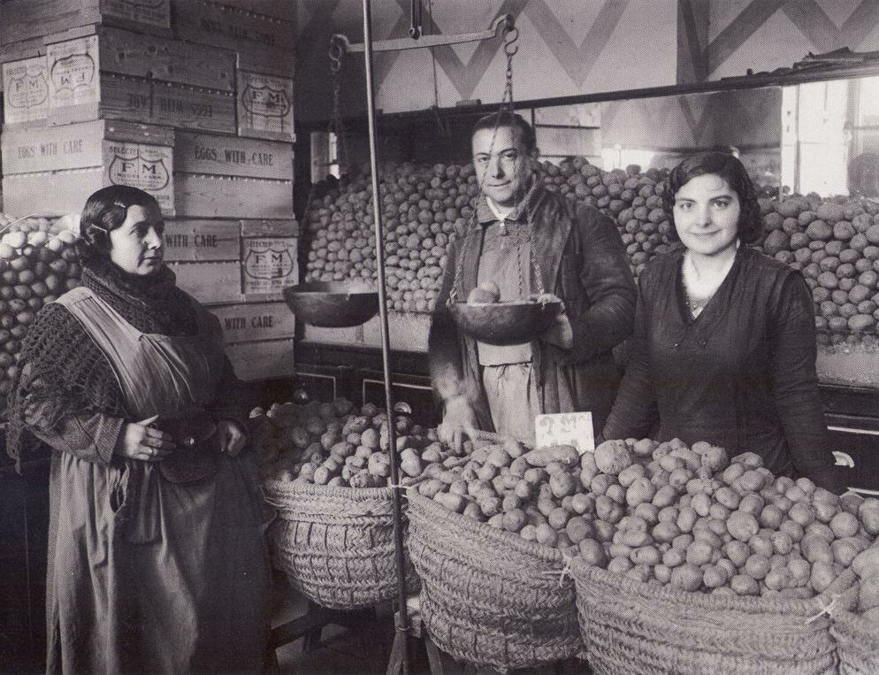 puesto de venta de patatas mercado de la cebada madrid 1934