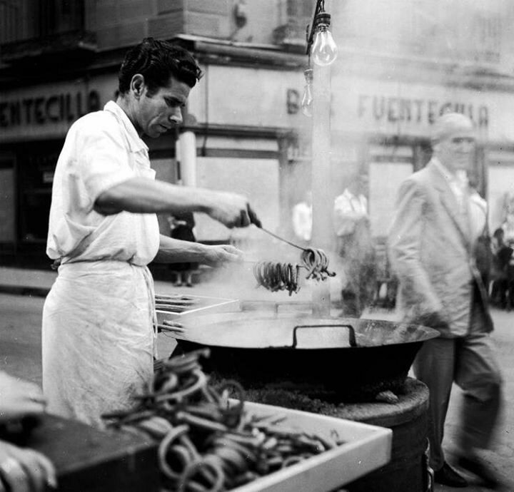 Vendedor de churros en la Calle Toledo #Madrid 1951